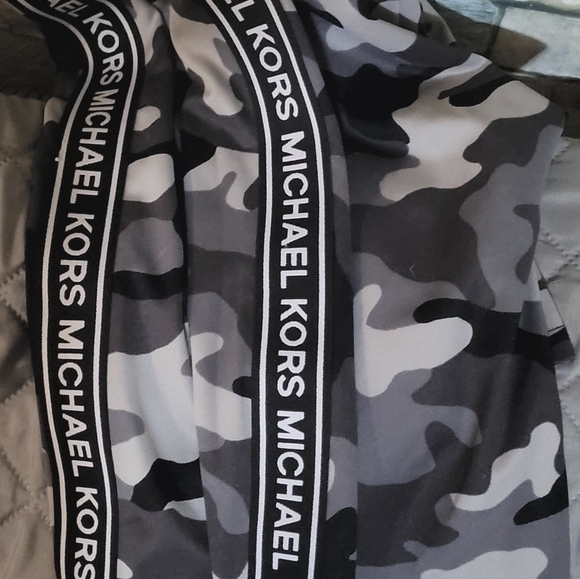 Michael kors size Large joggers in like new condition - Picture 3 of 6